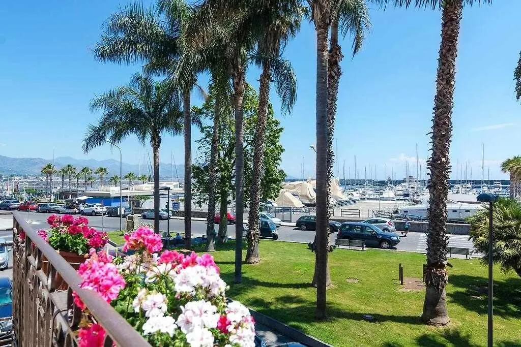 Holiday home Casa Delle Zammare Fronte Mare Centro Storico Italy
