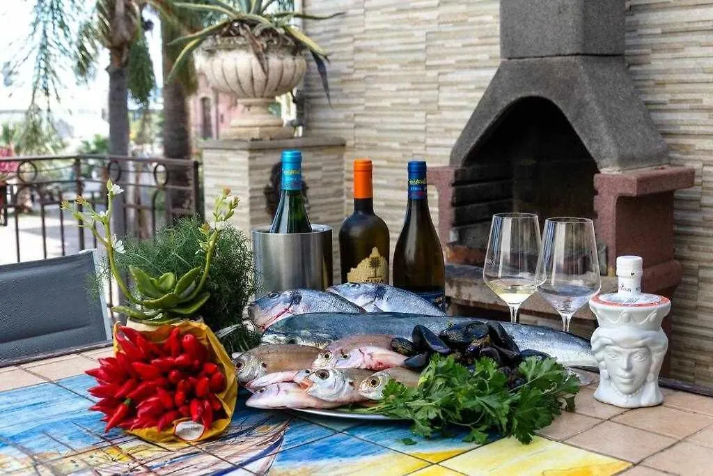 Holiday home Casa Delle Zammare Fronte Mare Centro Storico Italy